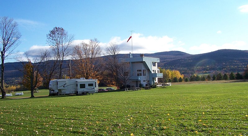 The Sugarbush Soaring Club house and East Ridge in the background.